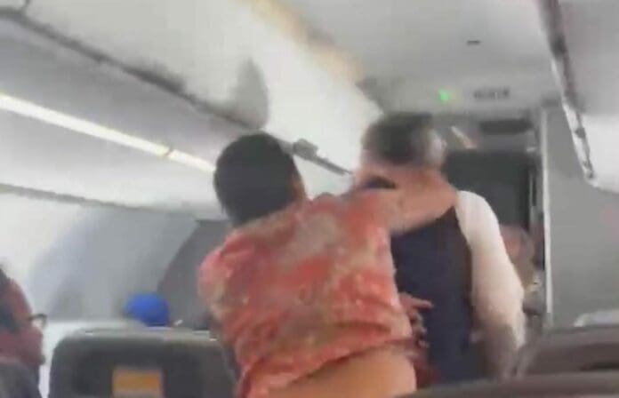 El pasajero de un vuelo que iba de Cabo San Lucas a Los Ángeles golpeó a un sobrecargo; ahora podría enfrentar una dura condena.