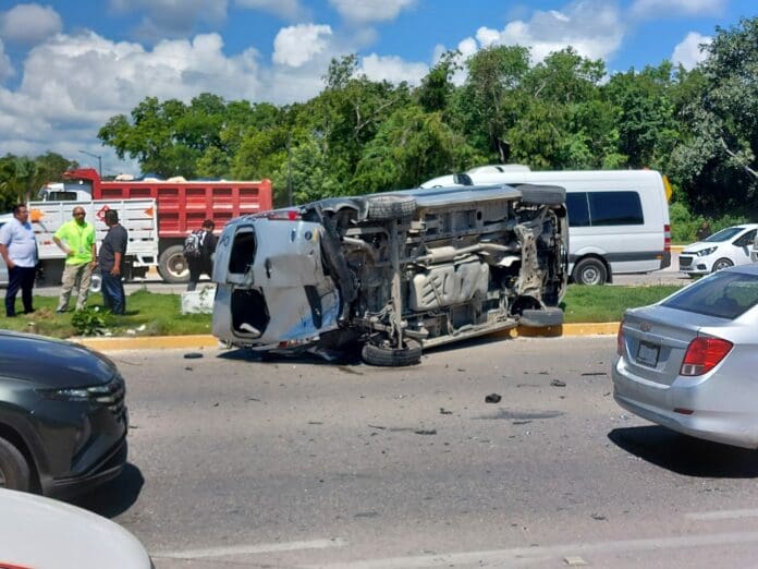 Dos lesionados deja aparatoso choque entre automóvil y combi, en Playa del Carmen