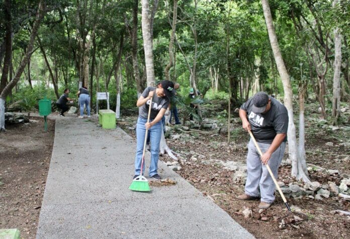 EMBELLECEN FUNCIONARIOS DE PUERTO MORELOS LA IMAGEN URBANA DEL PARQUE PUNTA CORCHO