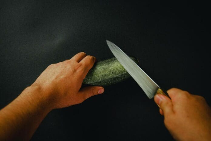 Cortó los genitales de su pareja tras descubrir que abusaba de su hija