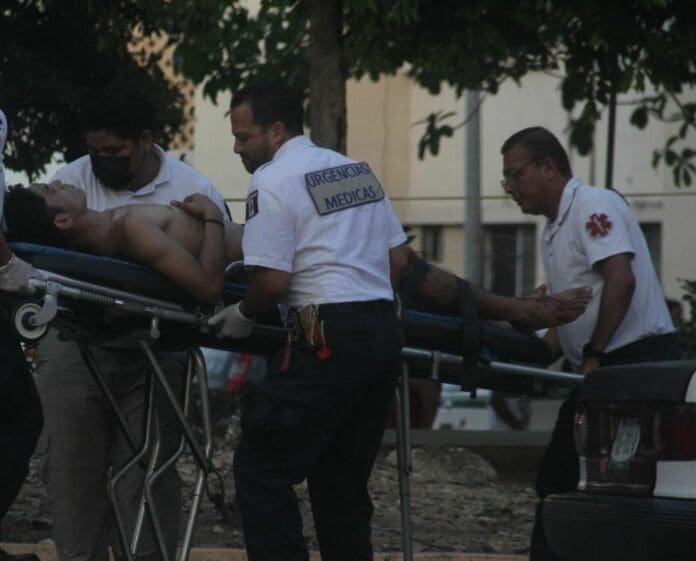 Balean a cuatro en una cancha de futbol en la Región 225 de Cancún