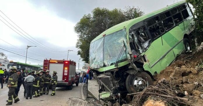 Un fuerte accidente ocurrió esta mañana sobre la México-Cuernavaca; un autobús se quedó sin frenos. Hay más de 30 lesionados.