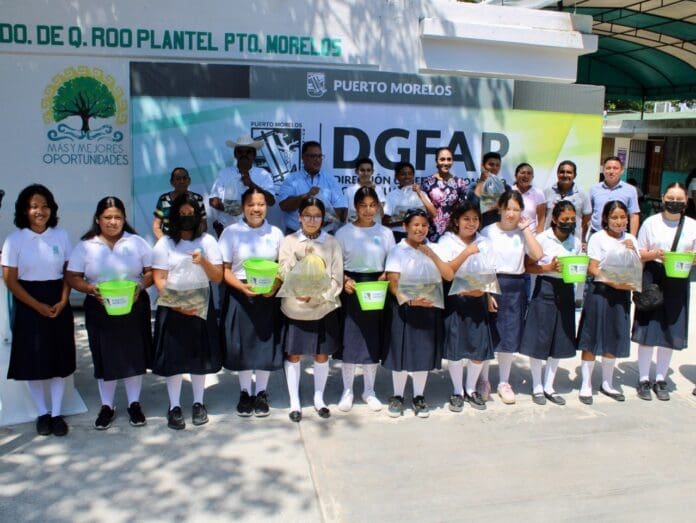 AUTORIDADES DE PUERTO MORELOS Y QUINTANA ROO ENTREGAN TINA ACUÍCOLA AL COLEGIO DE BACHILLERES 