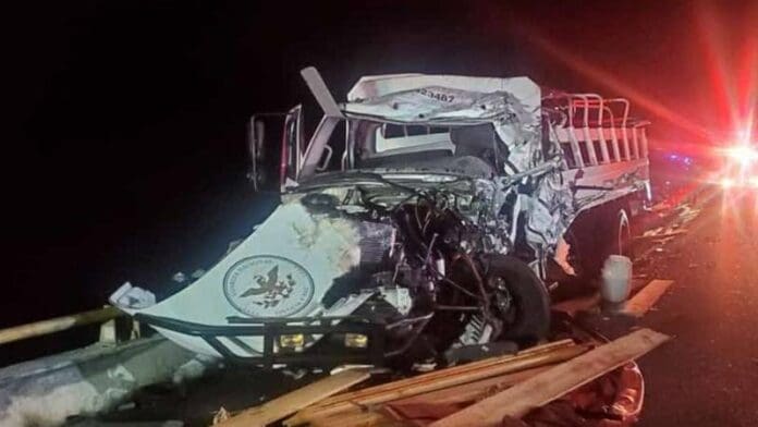 Tráiler choca contra camión de la Guardia Nacional en Oaxaca