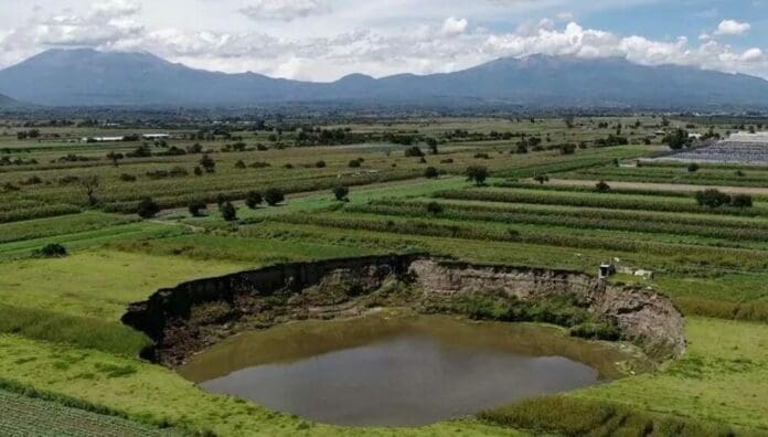 Luego de un año de permanecer igual, el socavón de Puebla aumentó su tamaño, y es que se registraron más desprendimientos.