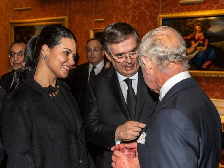 Marcelo Ebrard aprovechó el funeral de Isabel II para invitar al rey Carlos III a México