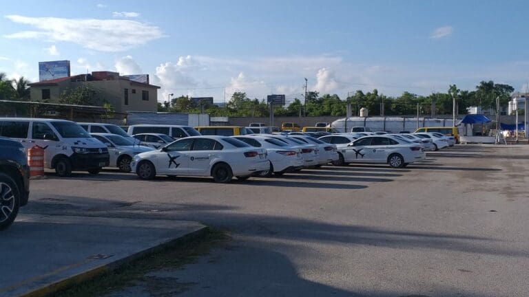 Inician paro laboral en ‘Airport Cab’ Cancún, para exigir pago de comisiones y cese a malos tratos 