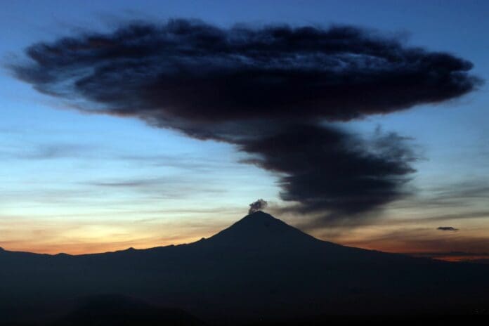 Emiten alerta ante caída de ceniza del volcán Popocatépetl