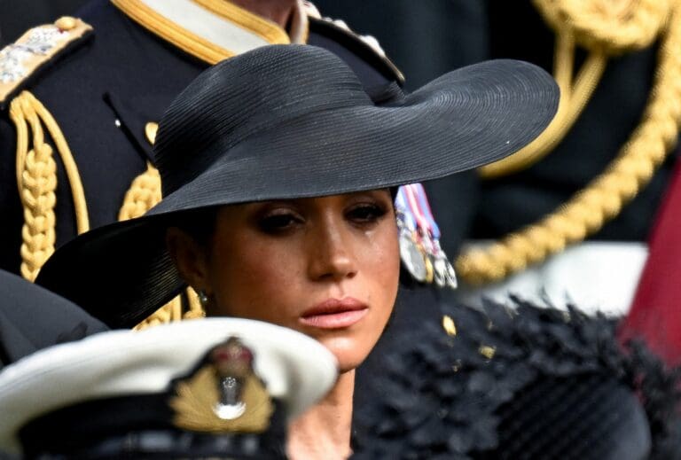 Critican a Meghan Markle por ‘llorar’ durante el funeral de la reina Isabel II