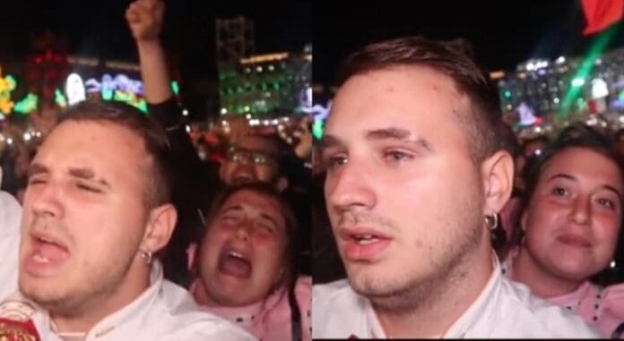 Jóvenes españoles lloran durante el grito