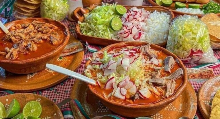 Un sujeto murió durante un concurso para ver quién comía más pozole. Se atragantó con un pan y no había un médico disponible.