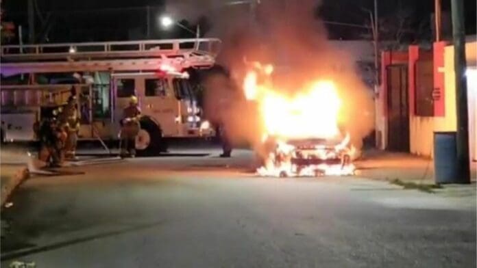 Se incendia auto de Imoveqroo afuera de la casa de delegado en Cozumel; se presume que fue intencional