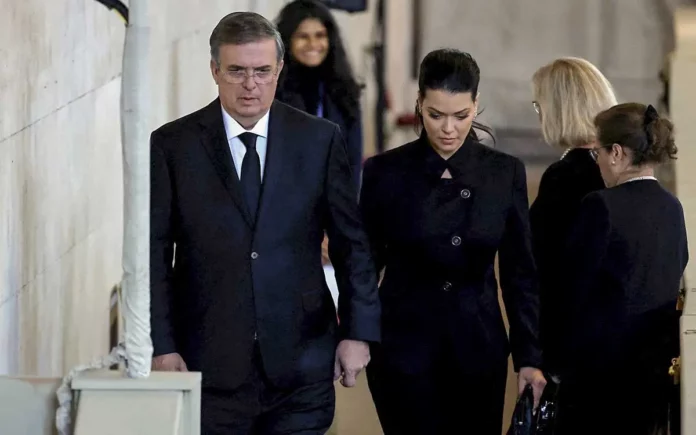 Esto fue lo que escribió Ebrard en el libro de condolencias de Isabel II en Lancaster House