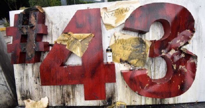 Incendian el Antimonumento a los 43 en Chilpancingo