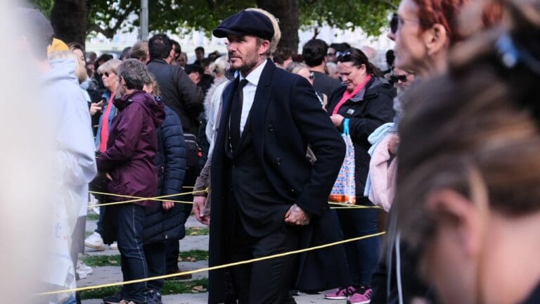 Beckham se formó más de 12 horas para despedir a la reina Isabel II