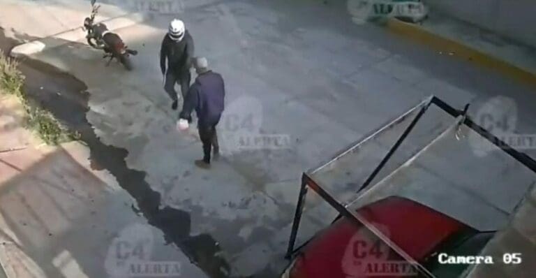 Un sujeto le hizo frente a un asaltante armado. Aunque fue valiente no fue la mejor decisión, ya que acabó herido de bala y golpeado.