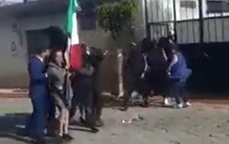 En Tlaxcala una alcaldesa fue recibida a huevazos y pedradas por los habitantes de la localidad que gobierna. La acusan de malos manejos