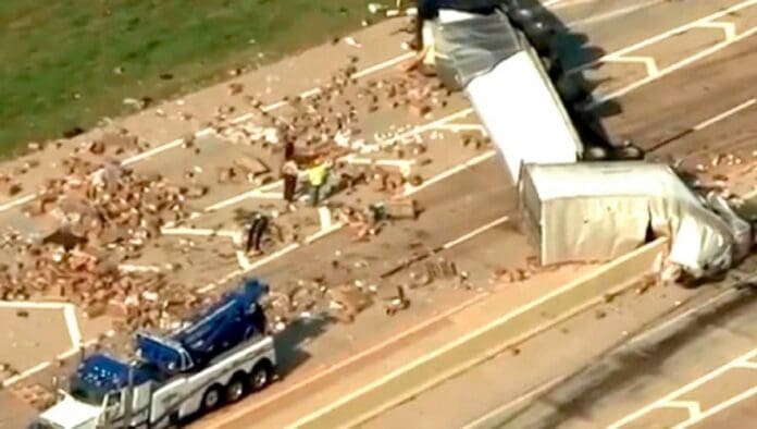 Vuelca tráiler con juguetes sexuales y colapsa el tránsito vehicular