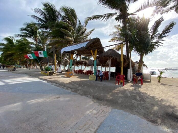 PROFECO va por restaurantes abusivos en Mahahual que incluyen el 15% de propina