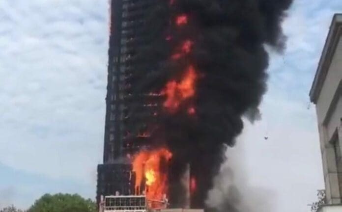 Un incendio devoró en prácticamente unos minutos un rascacielos de hasta 218 metros de altura en una ciudad de China.