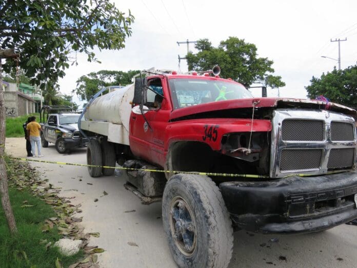 Muere una mujer, atropellada por una pipa en Cancún