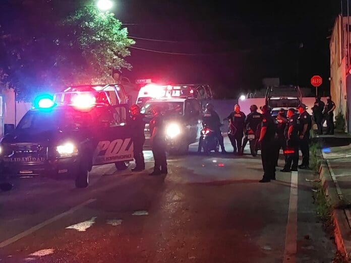 Detienen a cinco personas con un arma y droga, en un motel de Playa del Carmen