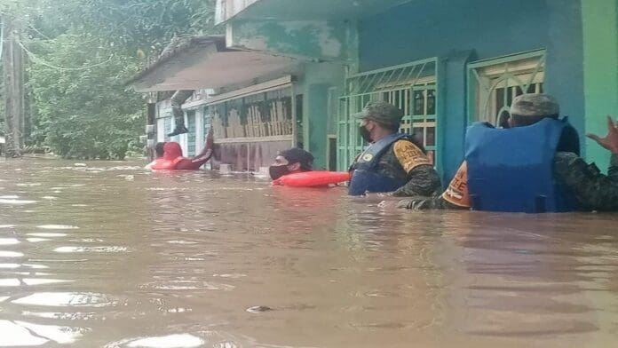 En Veracruz, desbordamiento de ríos provoca inundaciones