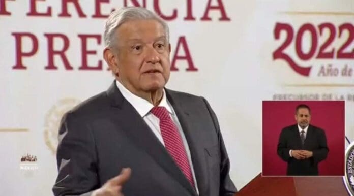 AMLO felicitó a los diputados por aprobar la ley para que Fuerzas Armadas sigan encargadas de la seguridad; pidió lo mismo a senadores.
