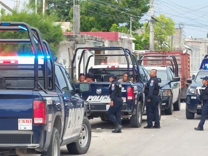 Irrumpen policías en a 'clandestino' en Playa del Carmen y detienen a siete personas