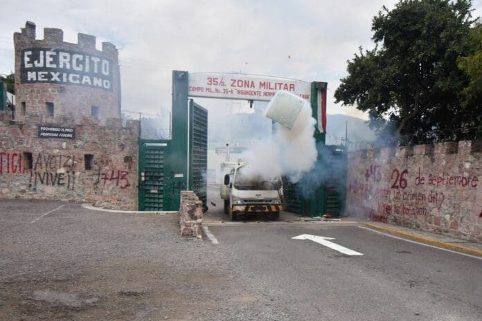 Normalistas de Ayotzinapa impactan camión contra la 35 Zona Militar en Guerrero