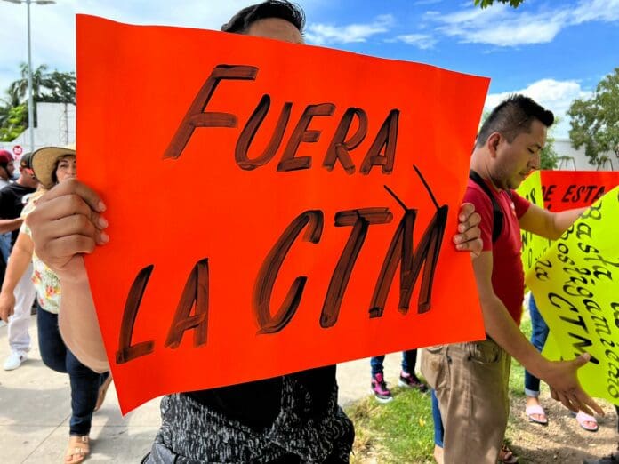 Protestan trabajadores del Hotel Royal Park en Cozumel para exigir cambio de sindicato, por supuestas irregularidades de la CTM