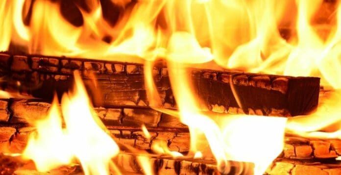 Un adulto mayor de 72 años fue hallado sin vida en su domicilio; el hombre murió calcinado. El fuego se inició por una veladora.