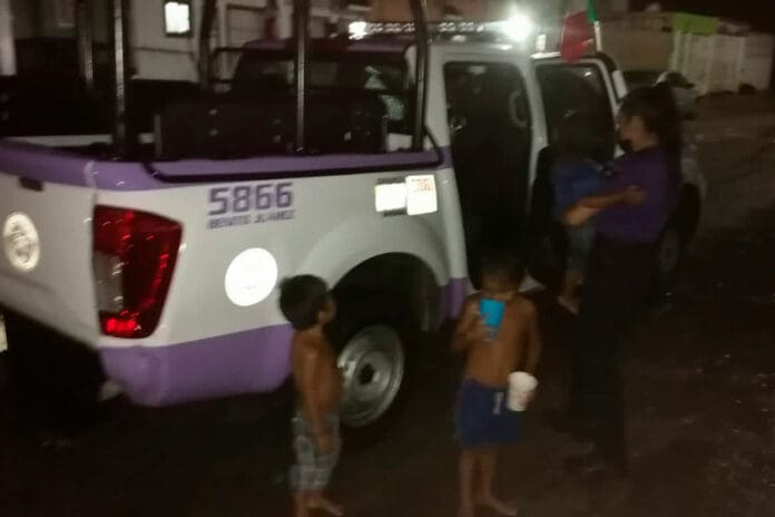 Resguardan a 4 niños, abandonados bajo la lluvia, en el fraccionamiento Haciendas del Caribe de Cancún
