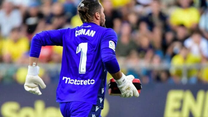 VIDEO: Portero del Cádiz corre por desfribilador y salva a fanático que sufría paro cardíaco