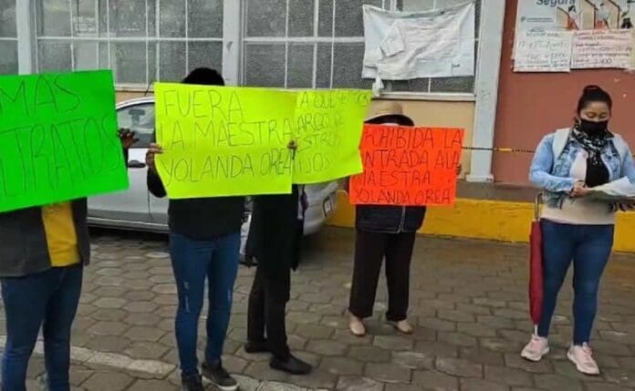 Piden destituir a maestra que pedía 5 pesos a alumnos que le miraban el escote o las piernas