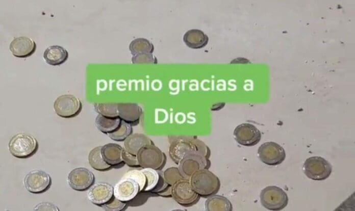 Unos albañiles tuvieron la suerte de encontrar miles de pesos en una pared que derribaron en una obra. Había muchas monedas y billetes.