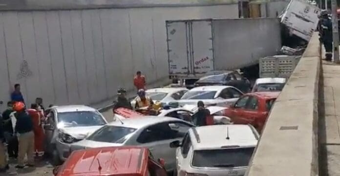Carambola entre 23 vehículos en la carretera México-Querétaro deja varios heridos