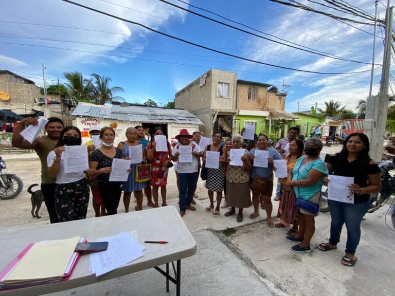 Habitantes de colonia irregular de Puerto Morelos acuerdan pago con CFE