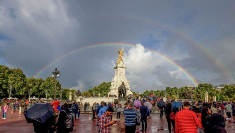 Captan increíble doble arcoíris sobre el Palacio de Buckinghan durante el anuncio de la muerte de Isabel II