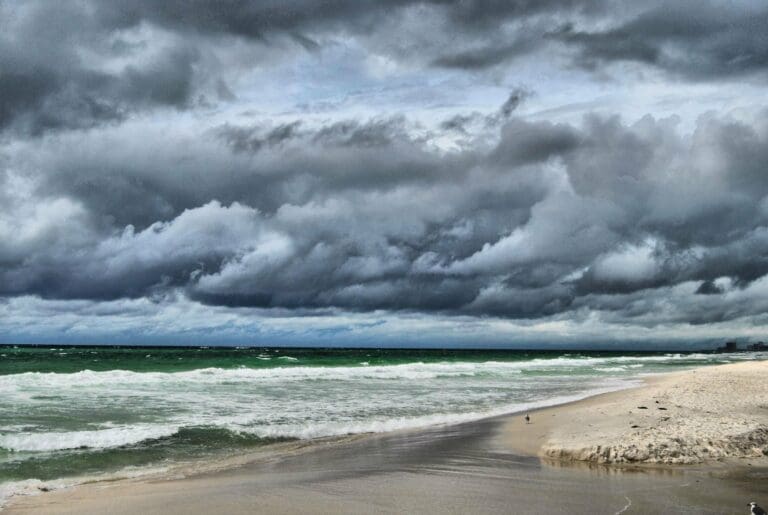 Domingo con cielo nublado y lluvias aiasladas en Quintana Roo