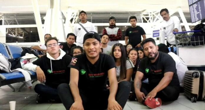 Unos bailarines mexicanos están en Europa y no pueden regresar al país; denuncian que un sujeto los defraudó, piden apoyo.