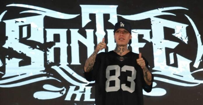 El rapero Santa Fe Klan fue captado fumando mota en las calles, por lo que fue detenido por policías. Todo quedó grabado.