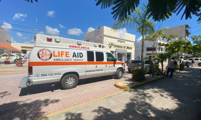 Motociclista pierde el control y se estrella contra farmacia en el centro de Playa del Carmen