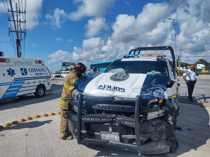 Patrulla, autobús y auto particular protagonizan aparatosa carambola en Bahía Petempich