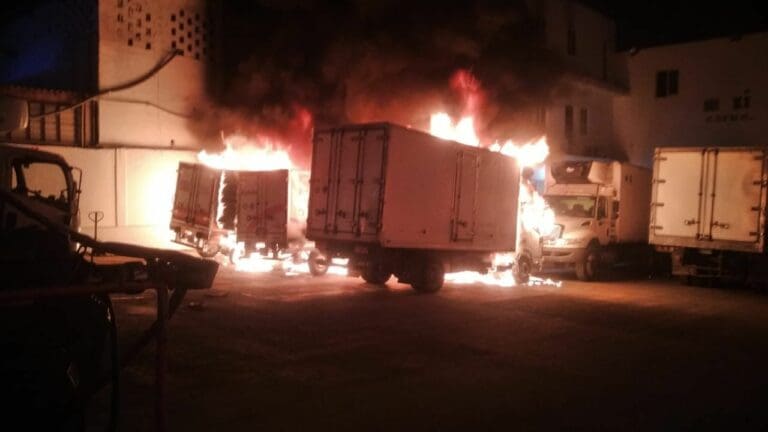 Incendio consume al menos cuatro camiones en un 'encierro' de Alfredo V. Bonfil  