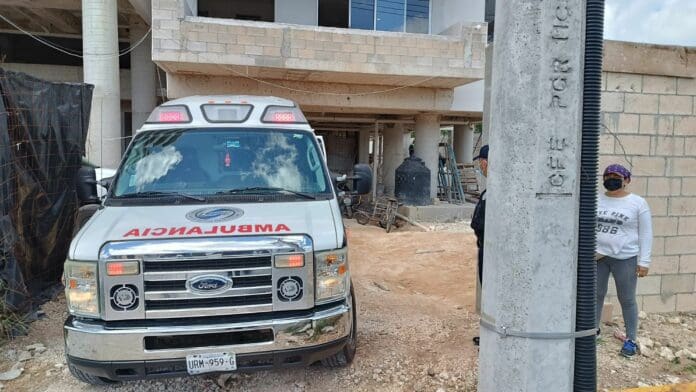 Cae albañil de un sexto piso en Cancún; presumen que fue aventado por un conflicto de drogas