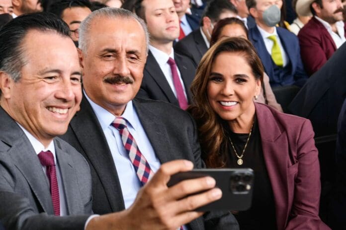 MARA LEZAMA ACOMPAÑA A JULIO MENCHACA EN SU TOMA DE PROTESTA