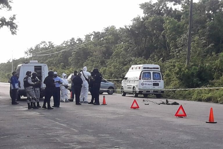 Hallan dos cuerpos decapitados en la carretera transversal de Cozumel
