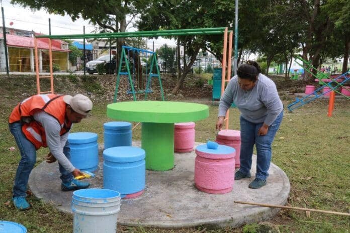 Mantiene gobierno municipal parques limpios para los benitojuarenses