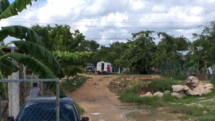 Un hombre fue ejecutado en una zona de invasión de Cancún. De acuerdo con lo reportado, tres sujetos vestidos de negro le dispararon.